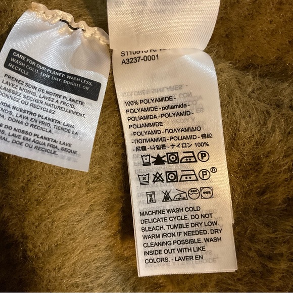 Levi’s Fluffy Heart Valentines Day Sweater XL - Picture 4 of 4